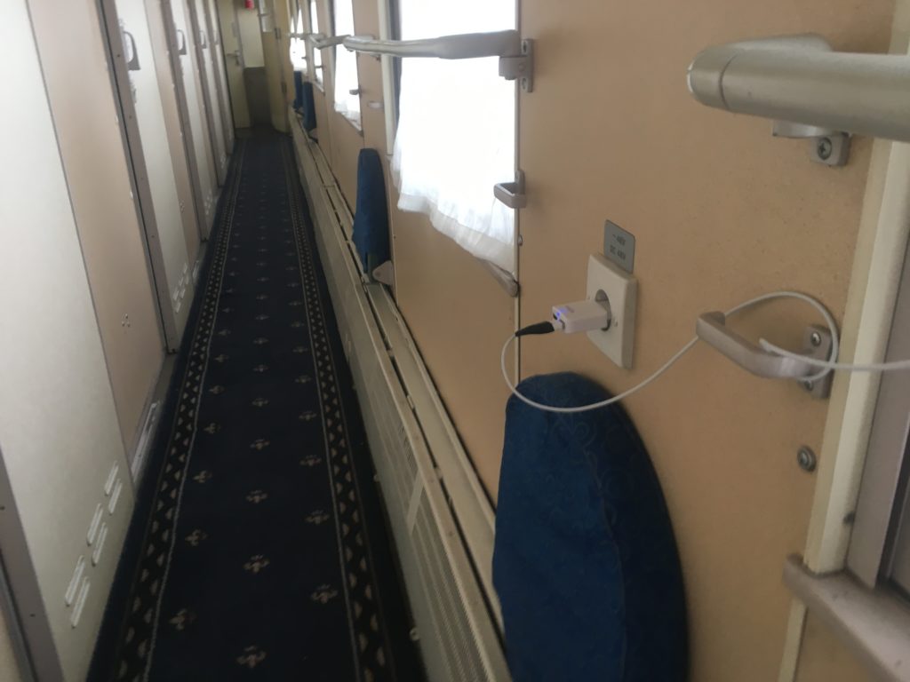 Charging the phone in the middle of the carriage