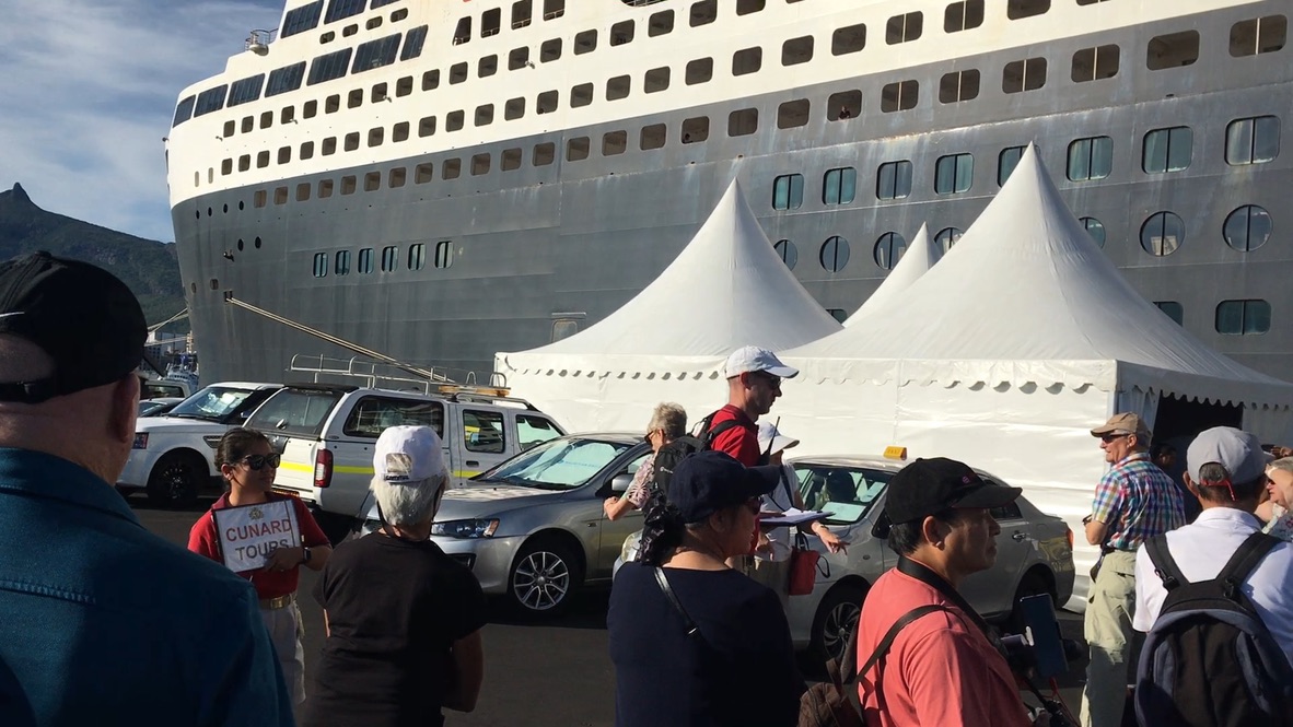 Mauritius Dockside - security tent and tour queues - QM2